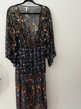 Floral Sheer Black Midi Kimono Dress with Orange & Blue Blooms
Sheer
OS